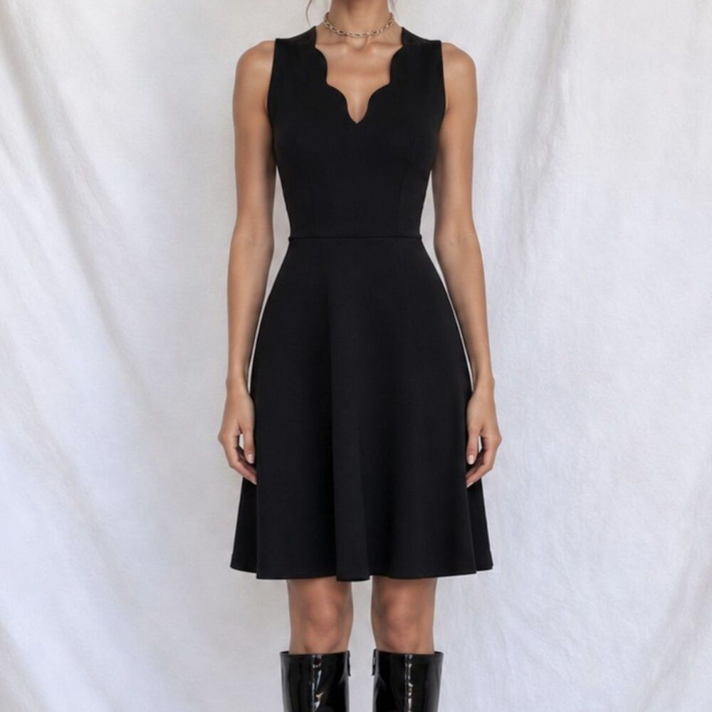 Vintage Y2K Black Scallop Neck Sleeveless Fit Flare Knee Length Cocktail Dress M